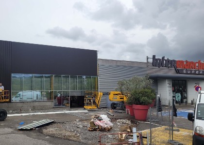 Réhabilitation d'un centre commercial Intermarché Ros!ères (07)